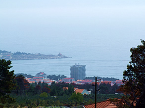 Blick von der Terrasse auf die Bucht von Makarska